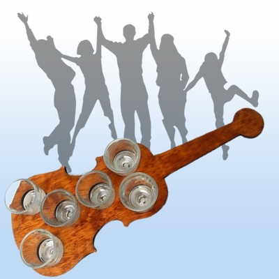 Hegedű alakú pálinkakínáló